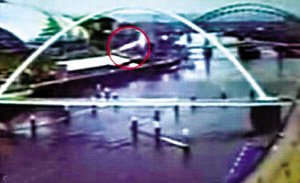 英国民众两次拍到UFO图 外星人曾造访过英国700 / 作者:伤我心太深 / 帖子ID:6392