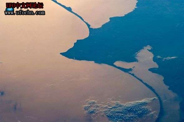 南美上空流星陨落伴随黑烟901 / 作者:伤我心太深 / 帖子ID:6604