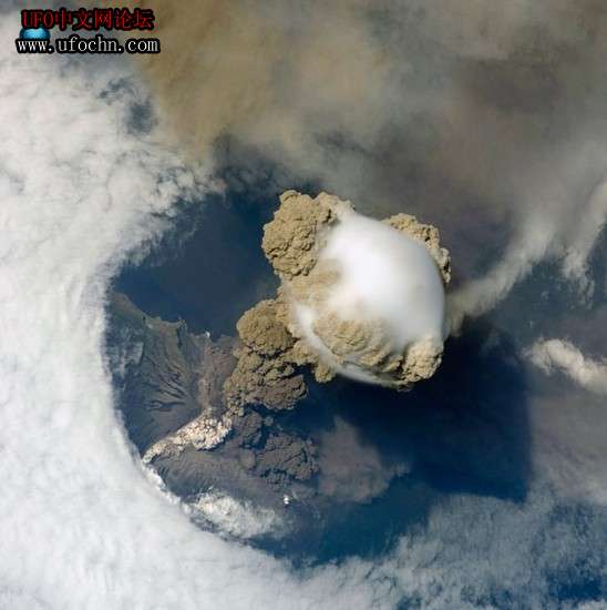 太空观测火山：萨瑞彻瑞火山在云层形成巨洞796 / 作者:伤我心太深 / 帖子ID:6896