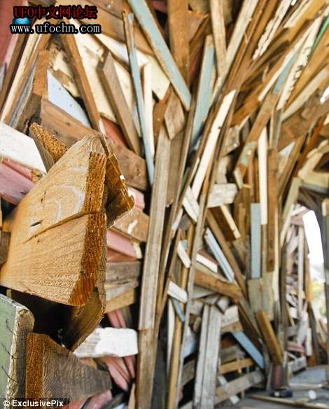 艺术家打造爆炸式住房 墙壁现漩涡似黑洞904 / 作者:伤我心太深 / 帖子ID:7965