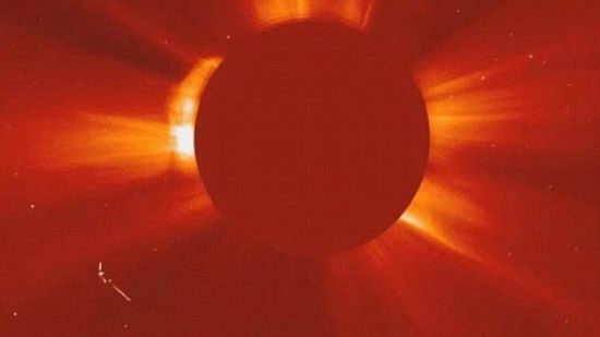 太阳附近惊现巨型UFO 疑为外星飞碟316 / 作者:伤我心太深 / 帖子ID:11806