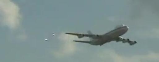 2012年8月11日俄空军100周年庆典出现两个UFO【视频】982 / 作者:心灵 / 帖子ID:15263