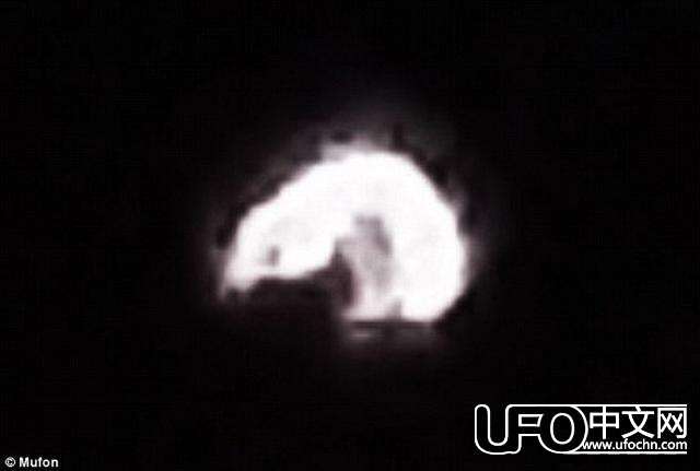 美国纽约UFO是怎么回事  夜空神秘光线660 / 作者:伤我心太深 / 帖子ID:20378