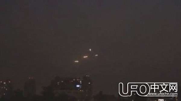 12月23日智利天空惊现神秘发光体 目击者称似“UFO舰队&quot;【视频】425 / 作者:hhak003 / 帖子ID:21077