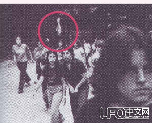 神秘的“妖瘦男”出现在照片里身形瘦长的怪人972 / 作者:伤我心太深 / 帖子ID:21422