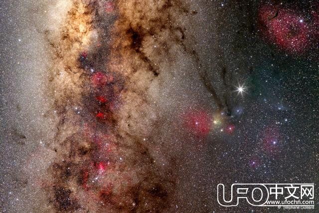 当飞机快速穿越一个”星系“被拍摄到的瞬间403 / 作者:418721571 / 帖子ID:24416
