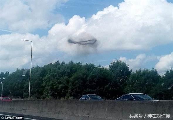UFO现踪？英国天空飘「神秘黑圈」209 / 作者:admin / 帖子ID:26071