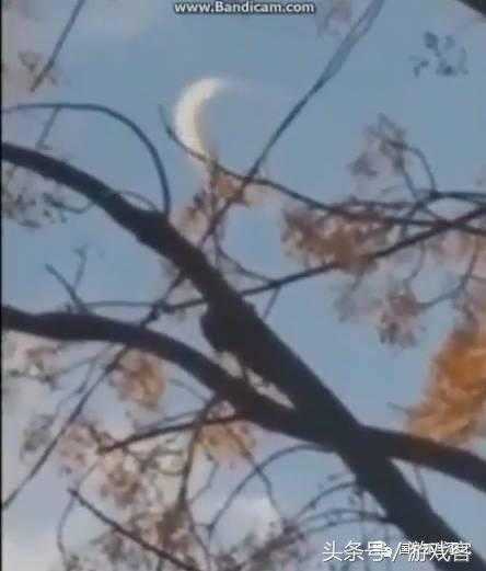 UFO出现在空中似月牙 专家表示无法解释824 / 作者:admin / 帖子ID:26213