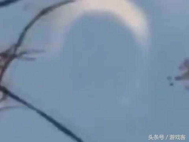 UFO出现在空中似月牙 专家表示无法解释349 / 作者:admin / 帖子ID:26213
