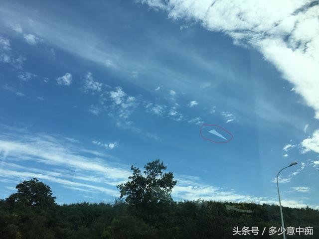 实拍郑州蓝天白云中出现白色UFO，轮廓清晰，形态一直在变757 / 作者:麦田 / 帖子ID:26646