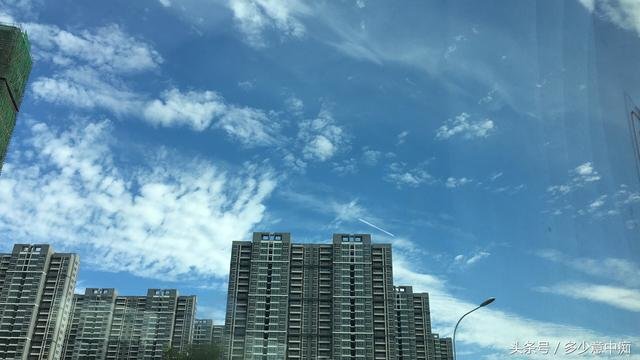 实拍郑州蓝天白云中出现白色UFO，轮廓清晰，形态一直在变560 / 作者:麦田 / 帖子ID:26646