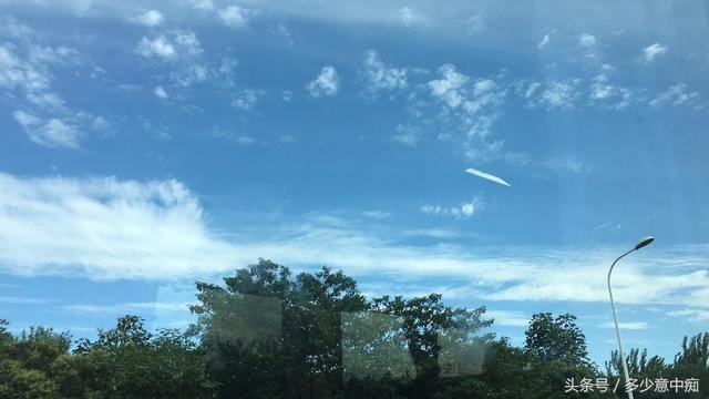 实拍郑州蓝天白云中出现白色UFO，轮廓清晰，形态一直在变676 / 作者:麦田 / 帖子ID:26646