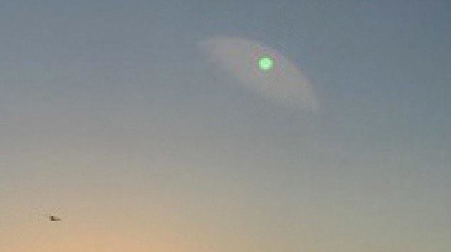 鸟、飞机还是外星文明？女子发现一个UFOUFO在大堡礁上空盘旋836 / 作者:沉思者 / 帖子ID:27994