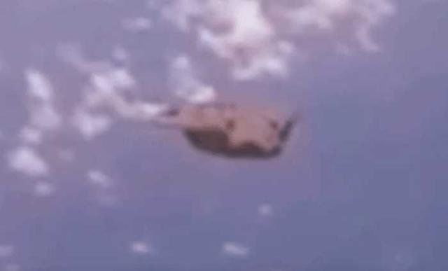 女子乘飞机旅游发现“UFO体”跟随其后，细看后莫名其妙了510 / 作者:神秘人。 / 帖子ID:28295