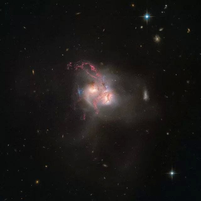 星系碰撞是怎样一番景象？哈勃望远镜拍摄宇宙碰撞壮观画面！143 / 作者:513668881wjt / 帖子ID:28415