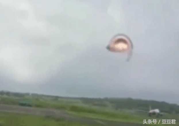 男子乘飞机途中疑似发现UFO，细清相貌后直接屏住呼吸519 / 作者:自在天使 / 帖子ID:28453