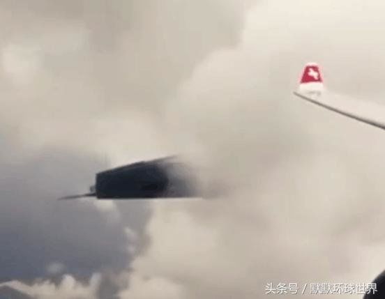 旅客飞机上拍到云层中出现“UFO”, 细看后不由起鸡皮疙瘩！285 / 作者:UFO中文网 / 帖子ID:28786