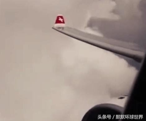 旅客飞机上拍到云层中出现“UFO”, 细看后不由起鸡皮疙瘩！226 / 作者:UFO中文网 / 帖子ID:28786