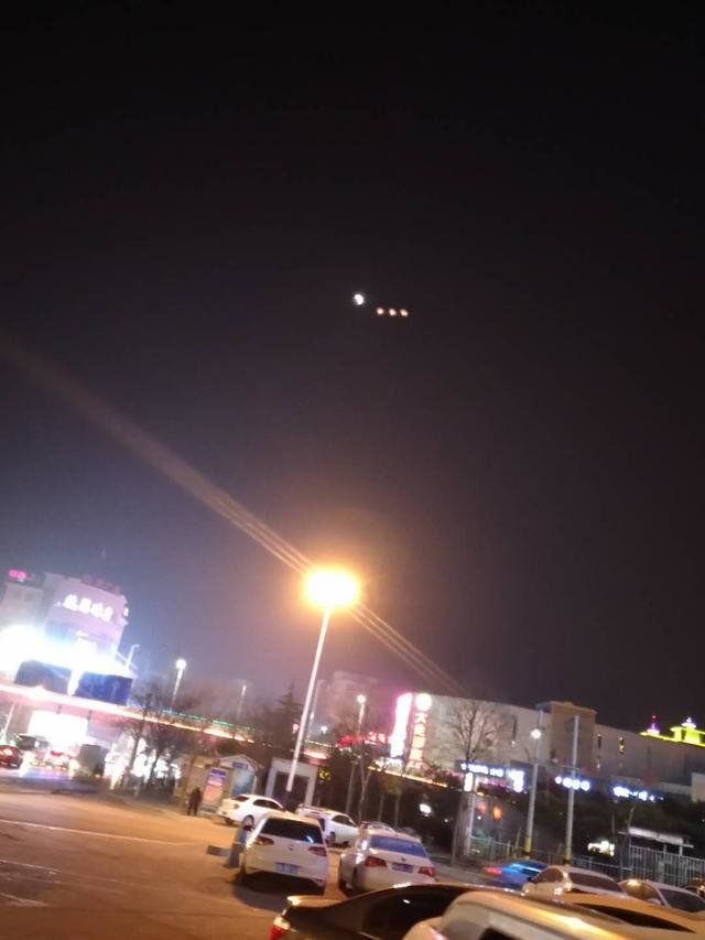 超级蓝血月旁边出现UFO？其实是路灯的反射光932 / 作者:柠静夏链 / 帖子ID:28915