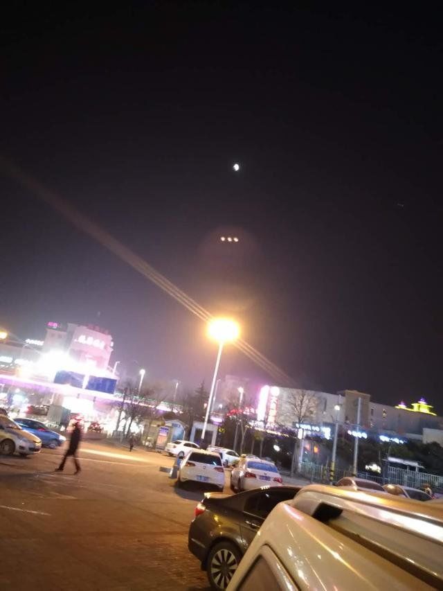 超级蓝血月旁边出现UFO？其实是路灯的反射光998 / 作者:柠静夏链 / 帖子ID:28915
