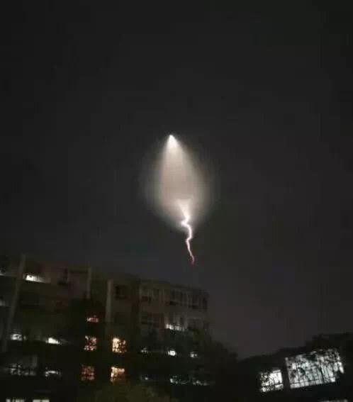 保定晚8点出现在夜空中的这是啥？！不明飞行物？官方消息237 / 作者:laioolsow37 / 帖子ID:30159