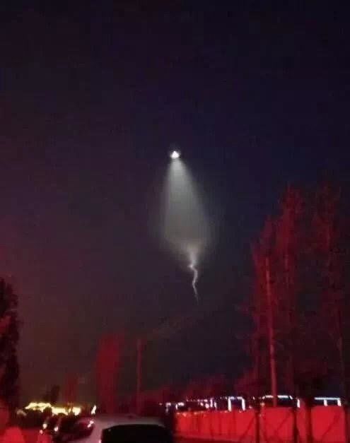 保定晚8点出现在夜空中的这是啥？！不明飞行物？官方消息715 / 作者:laioolsow37 / 帖子ID:30159