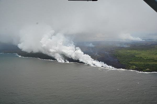 夏威夷火山熔岩流入太平洋，科学家警告公众远离有毒熔岩雾633 / 作者:lovelingever / 帖子ID:30458