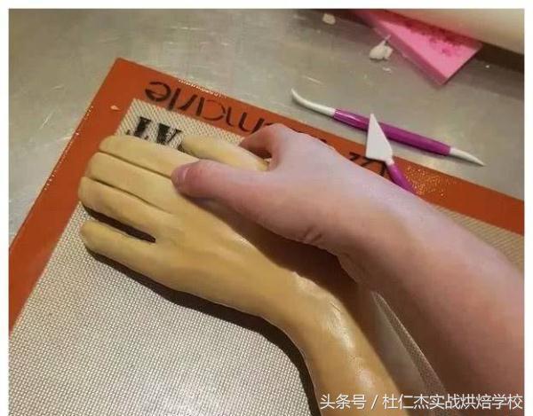 世界上最奢华的蛋糕，光配饰就750万，舔一口一万856 / 作者:LThhVopG / 帖子ID:30914