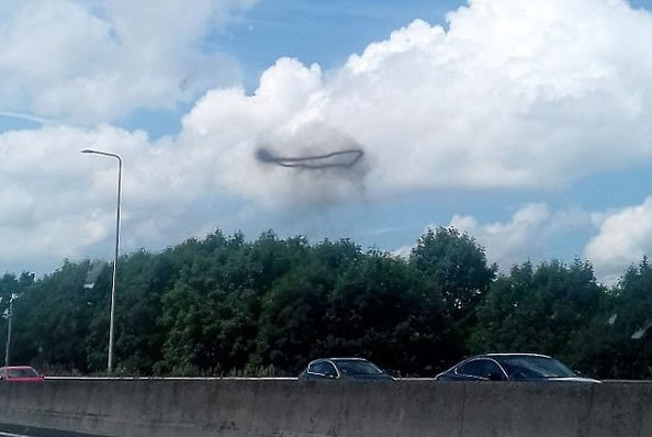 俄罗斯天空出现“神秘黑圈” 让当地人无法淡定67 / 作者:UFO外星人爱好者 / 帖子ID:31870 俄罗斯天空出现“神秘黑圈” 让当地人无法淡定67 / 作者:UFO外星人爱好者 / 帖子ID:31870