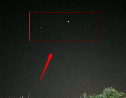 济南泉城广场附近抓拍到3个不明飞行物780 / 作者:UFO外星人爱好者 / 帖子ID:33146 济南泉城广场附近抓拍到3个不明飞行物780 / 作者:UFO外星人爱好者 / 帖子ID:33146