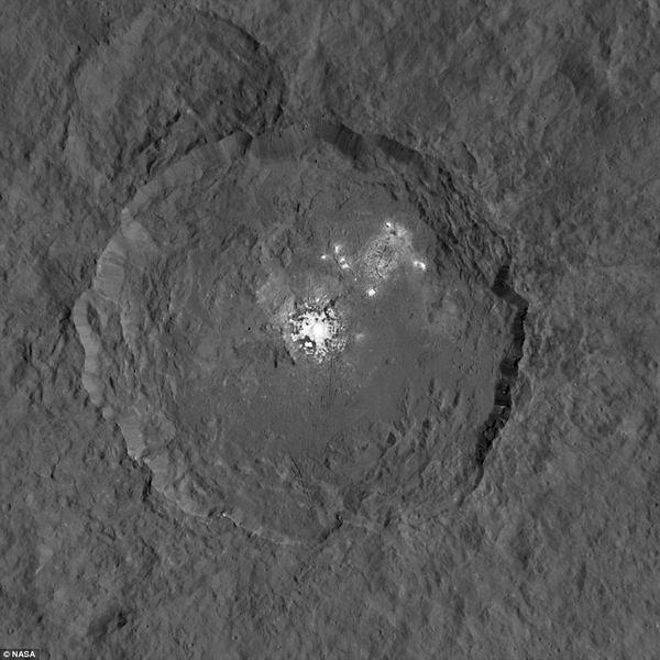 谷神星表面神秘亮斑或可是陨坑冰阱中的水冰481 / 作者:UFO外星人爱好者 / 帖子ID:33211 谷神星表面神秘亮斑或可是陨坑冰阱中的水冰481 / 作者:UFO外星人爱好者 / 帖子ID:33211