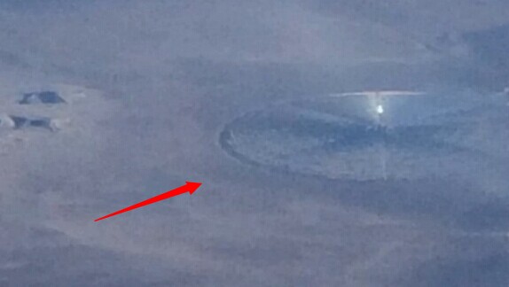 乘客飞过51区意外拍到UFO 露出部分金属机体196 / 作者:UFO外星人爱好者 / 帖子ID:33328