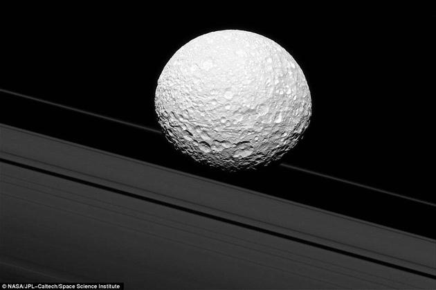 卡西尼号传回最新土星环照片：土卫一似与土星环相撞840 / 作者:UFO外星人爱好者 / 帖子ID:33685
