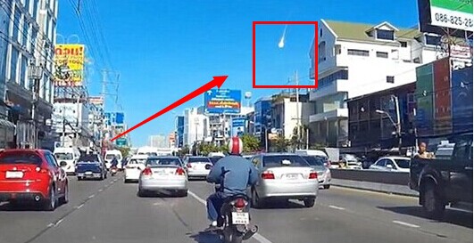 曼谷天降火球爆炸拖出白烟(组图)875 / 作者:UFO外星人爱好者 / 帖子ID:33804