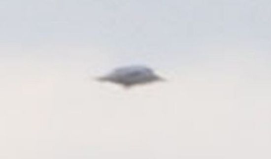英国上空现神秘飞碟状UFO(图)474 / 作者:UFO外星人爱好者 / 帖子ID:34272
