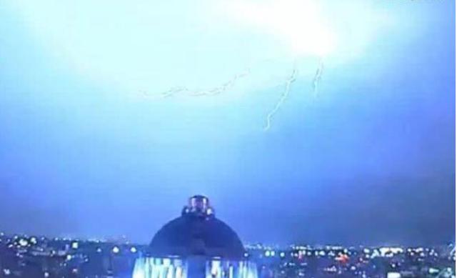 智利上空现球形UFO 速度飞快发出白光541 / 作者:twxd / 帖子ID:41992