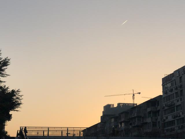 11月8日成都天空出现UFO是什么708 / 作者:aHNtCqDM / 帖子ID:42463