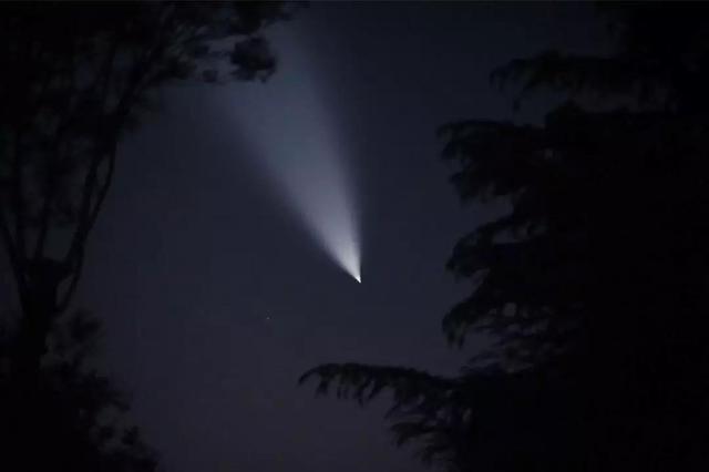 多地夜空突现不明飞行物，锥头蛇尾还拐弯，啥来头？777 / 作者:流氓插件 / 帖子ID:45305