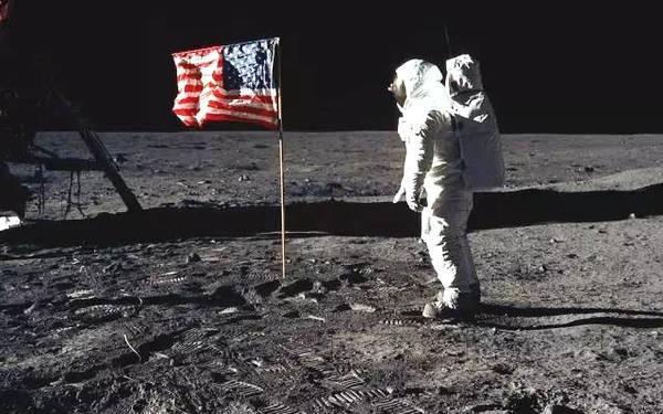 此人自称10年被外星人绑架了6次，他用画笔记录下外星人的秘密690 / 作者:ananokok / 帖子ID:45539