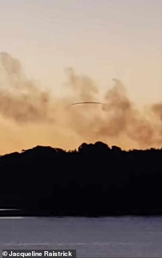 清晰UFO照片！澳洲昆士兰外星人UFO？天边飘着数个长形物体88 / 作者:lillian0630 / 帖子ID:46055