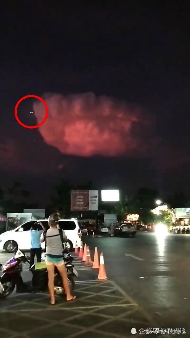 罕见！度假者拍下诡异的“UFO云团”，明亮的光线从云团中射出634 / 作者:BIGBON / 帖子ID:46259