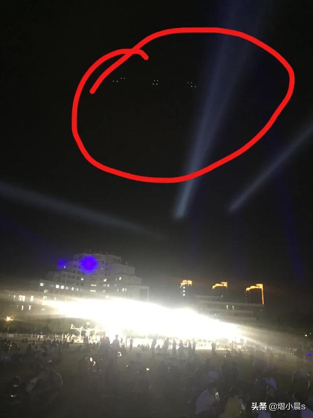 夜晚拍照片无意中拍到UFO，还是一个编队！668 / 作者:传奇私服cdegeq / 帖子ID:46550
