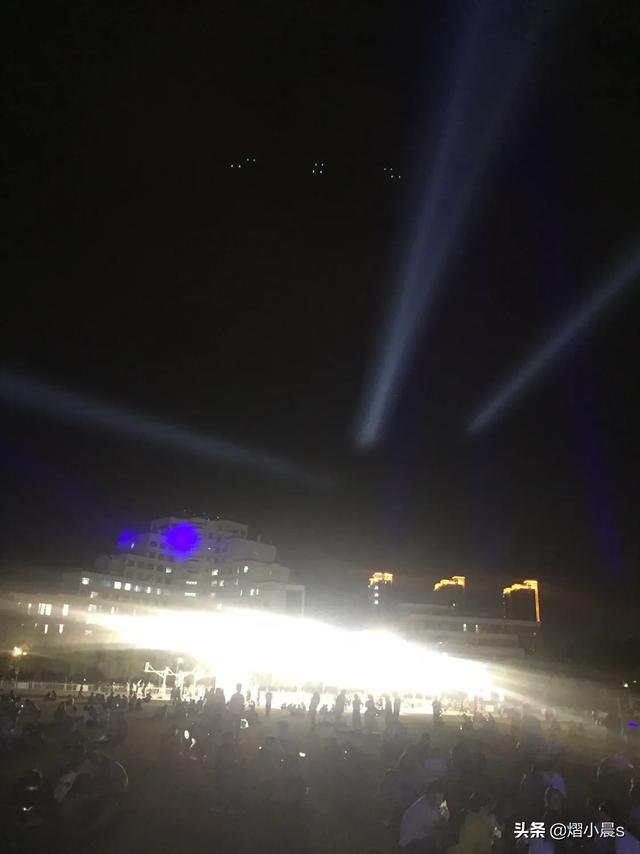 夜晚拍照片无意中拍到UFO，还是一个编队！585 / 作者:传奇私服cdegeq / 帖子ID:46550