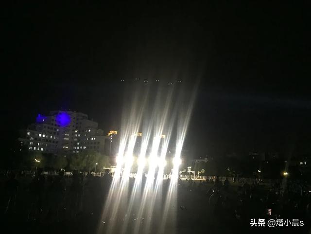 夜晚拍照片无意中拍到UFO，还是一个编队！433 / 作者:传奇私服cdegeq / 帖子ID:46550