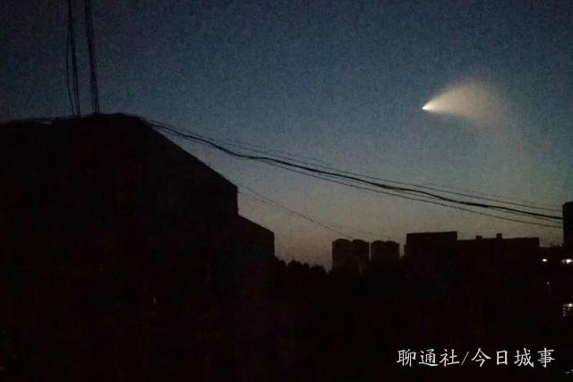 山东聊城上空出现不明飞行物，多名市民拍到，形似彗星112 / 作者:donaldjackie / 帖子ID:46633