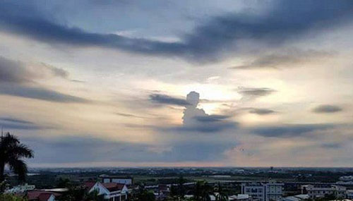 三个佛祖出现天空图,佛祖显灵普度众生999 / 作者:UFO外星人爱好者 / 帖子ID:48118