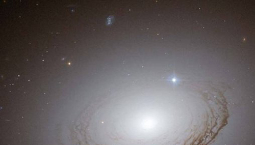 透镜星系之谜,旁边的巨大黑洞虎视眈眈631 / 作者:小深 / 帖子ID:49032