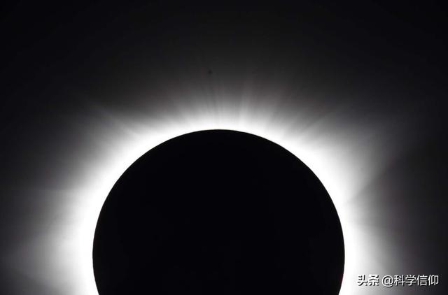 黑洞再小也是漆黑一片，恒星再大也是光芒四射，恒星为何吸不住光683 / 作者:twxd / 帖子ID:50991