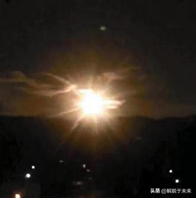 美多个UFO傍月而出，目击者用手机拍下奇怪画面，引发民众恐慌691 / 作者:redfree / 帖子ID:51411