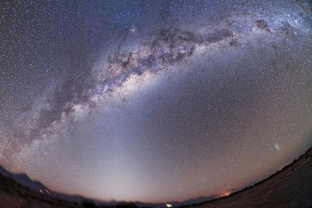 银河系中心是一个巨大的黑洞，四条旋臂围绕银心旋转组成旋涡星系438 / 作者:694207667 / 帖子ID:51943